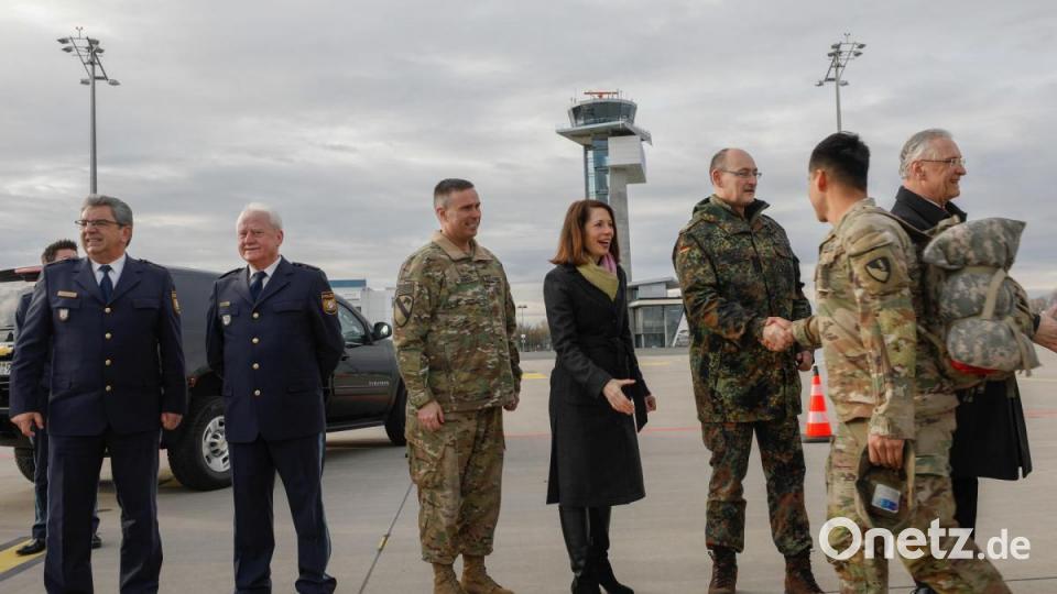 Der erste Handschlag auf bayerischem Boden: Innenminister Joachim Herrmann (von rechts) begrüßt gemeinsam mit US-Generalkonsulin Meghan Gregonis, Brigadegeneral Christopher R. Norrie, Kommandeur des 7. US-Armee Trainingskommandos in Grafenwöhr, und Brigadegeneral Thomas Hambach, Kommandeur des Landeskommandos Bayern, die US-Soldaten zur Übung &quot;Defender Europe 20&quot;. Bild: Capt. Ellen Brabo