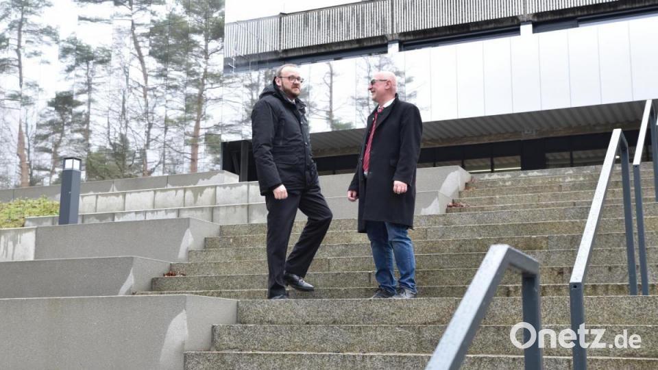 Nach der Alu-Fassade ist auch die „Himmelstreppe“ zum Haupteingang fertiggestellt. Andreas Meier (links) und Anton Hochberger freuen sich über die ansprechende Gestaltung mit Sitzgelegenheiten für Schüler. Bild: Tobias Schwarzmeier