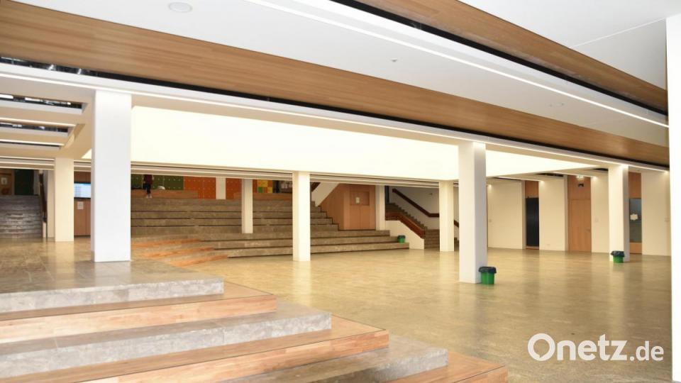 Die veränderte Aula des musischen Gymnasiums mit dimmbaren Licht und guter Akustik bietet sich für Konzerte an. Eine Hebebühne vor den Treppen macht den Zugang barrierefrei. Bild: Tobias Schwarzmeier