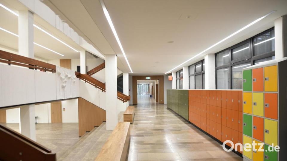 Die hellen, offenen Gänge sind mit Sitzgelegenheiten, Lautsprechern und „mitwanderndem“ Licht ausgestattet. Im Atrium (rechts hinter den Fenstern) soll im zweiten Bauabschnitt die neue mehrstöckige Bibliothek entstehen. Bild: Tobias Schwarzmeier