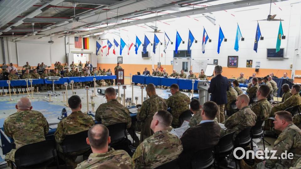 Ende Februar hat das 7. US-Armee Trainingskommando in den Rose Barracks in Vilseck einen &quot;Rehearsal of Concept Drill&quot; abgehalten. Dabei wird das Übungskonzept nochmals durchgesprochen. Die Fahnen auf der Europakarte auf dem Boden symbolisieren die verschiedenen Verbände. Bild: Markus Rauchenberger