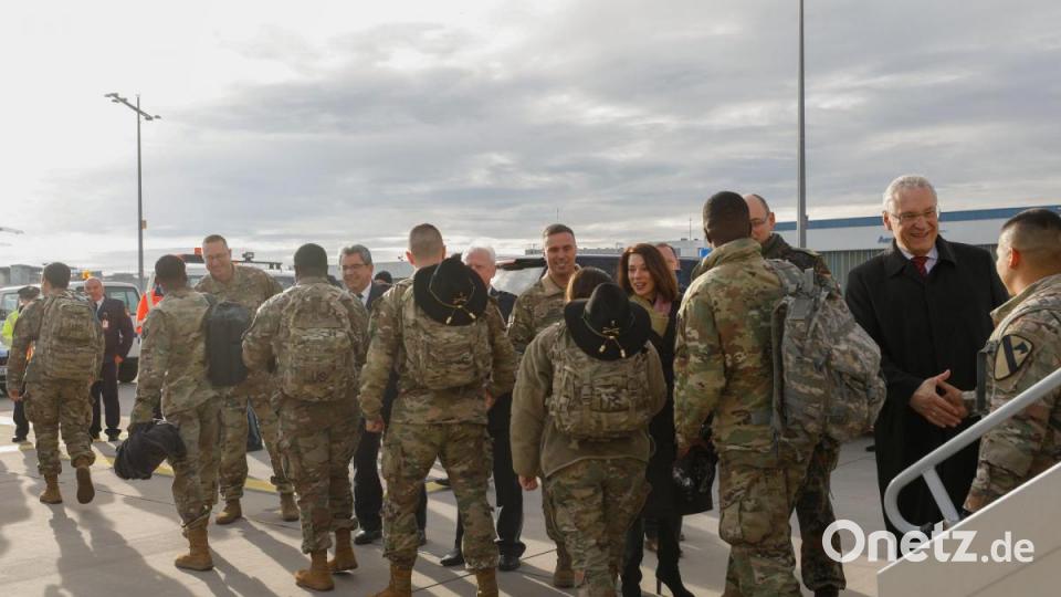Innenminister Joachim Herrmann begrüßt gemeinsam mit US Generalkonsulin Meghan Gregonis, Brigadegeneral Christopher R. Norrie, Kommandeur des 7. US-Armee Trainingskommandos in Grafenwöhr, und Brigadegeneral Thomas Hambach, Kommandeur des Landeskommandos Bayern der Bundeswehr die ersten US-Soldaten die zur Übung &quot;Defender Europe 20&quot; kommen. Bild: Capt. Ellen Brabo
