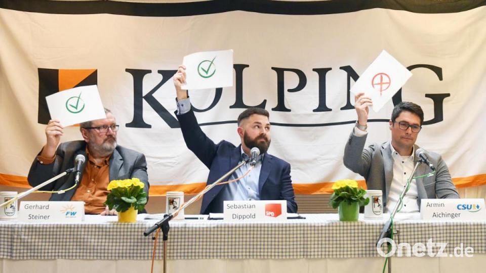 Bei den Fragen zum Tempolimit, zum Wahlrecht ab 16, zu weichen Drogen und zur Stichwahl zücken die drei Kandidaten die Karten in der Reihenfolge Ja - Ja - Nein. Bild: Gabi Schönberger