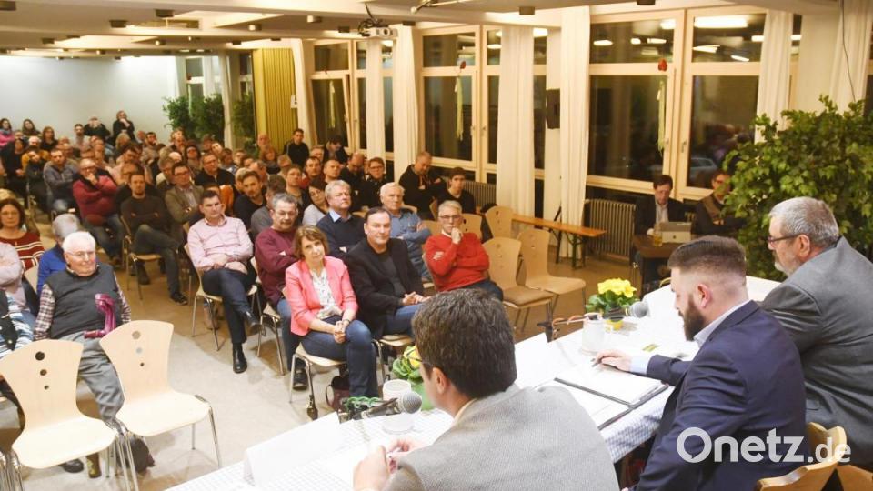 Über 200 Gäste verfolgen die Podiumsdiskussion mit den drei Neustädter Bürgermeisterkandidaten. Bild: Gabi Schönberger