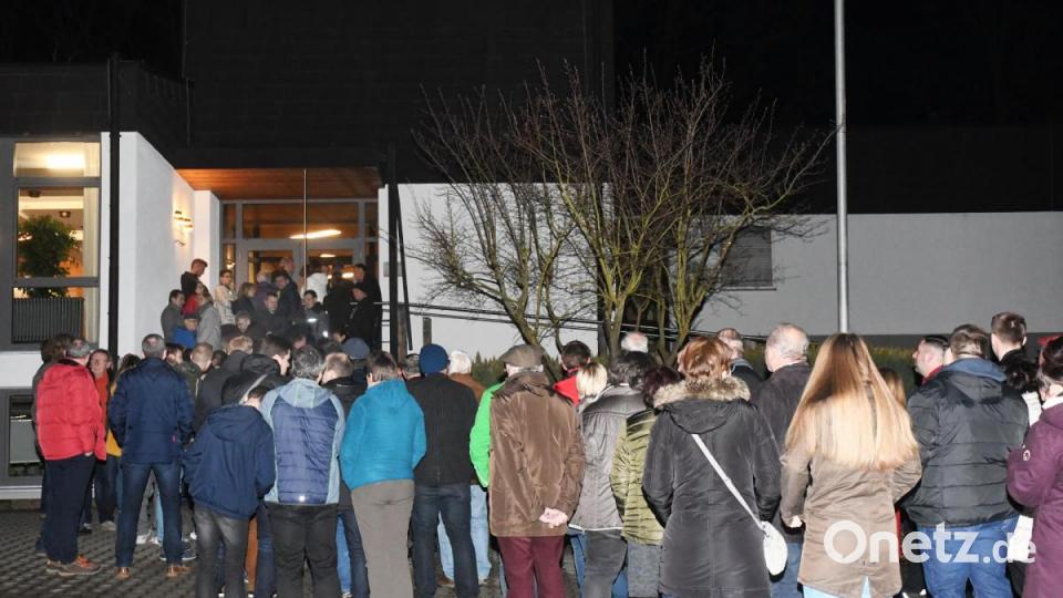 Bis zum Einlass um 19.30 Uhr bilden sich Schlangen vor dem Pfarrheim. Bild: Gabi Schönberger