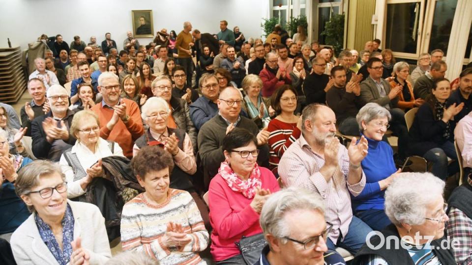 Über 200 Gäste verfolgen die Podiumsdiskussion mit den drei Neustädter Bürgermeisterkandidaten. Bild: Gabi Schönberger