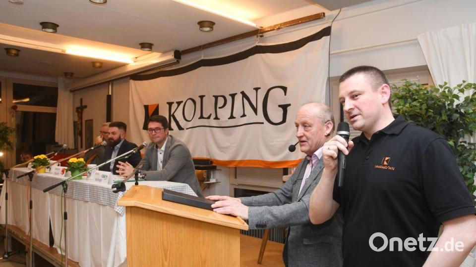 Kolpingchef Manuel Färber übernimmt die Begrüßung von Gästen und Akteuren im Pfarrheim St. Georg. Bild: Gabi Schönberger