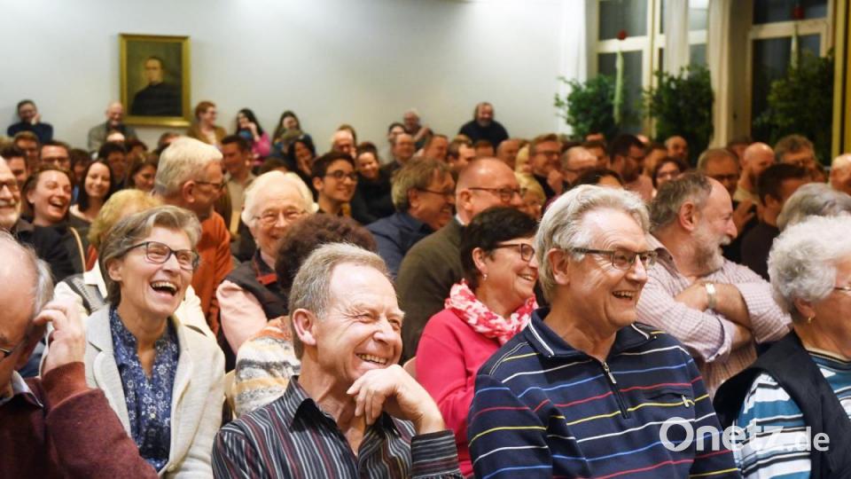 Die Stimmung im vollen Pfarrheim ist entspannt. Manch ein Spruch der Kandidaten bringt das Publikum sogar zum Lachen. Bild: Gabi Schönberger