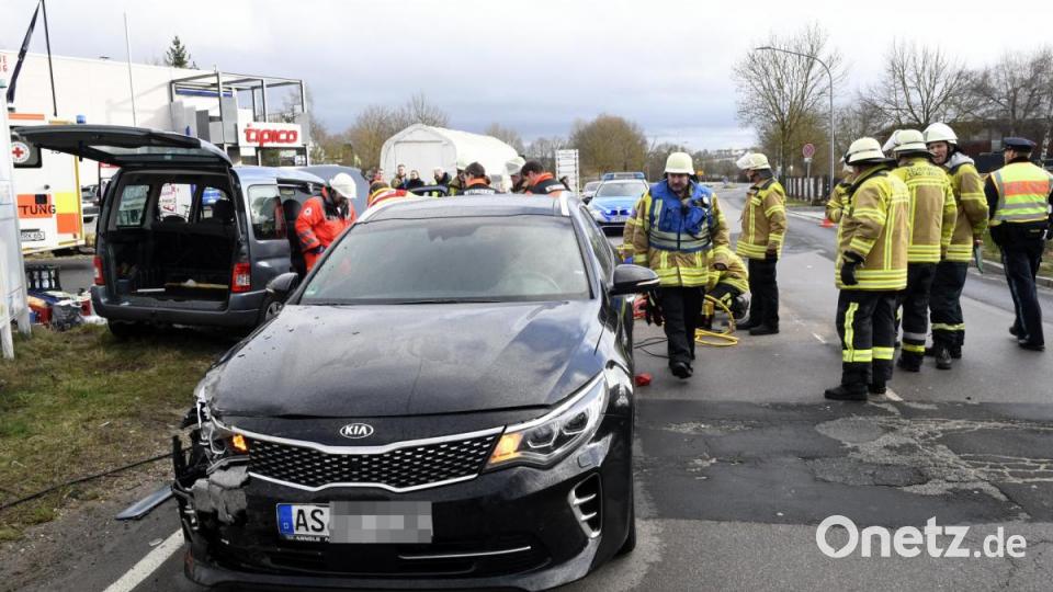 Unfall mit vier Leichtverletzten und 25.000 Euro Schaden. Bild: Petra Hartl
