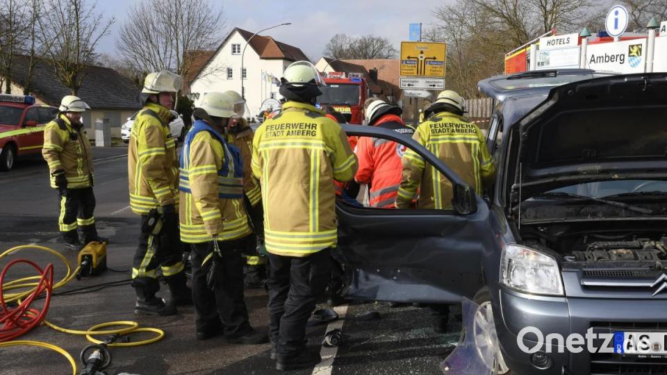 Unfall mit vier Leichtverletzten und 25.000 Euro Schaden. Bild: Petra Hartl