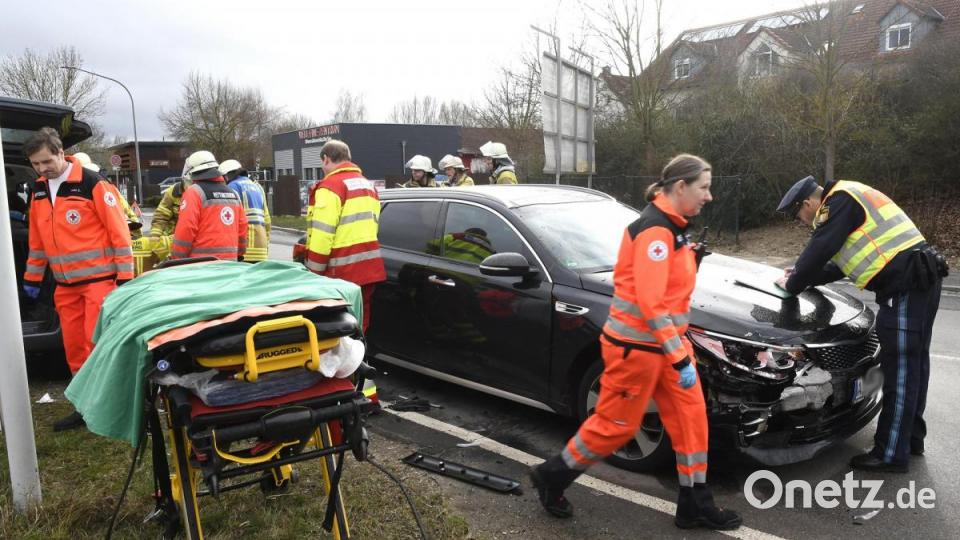 Unfall mit vier Leichtverletzten und 25.000 Euro Schaden. Bild: Petra Hartl