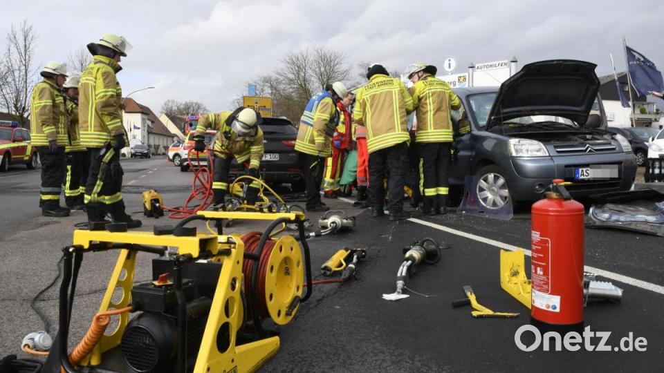 Unfall mit vier Leichtverletzten und 25.000 Euro Schaden. Bild: Petra Hartl