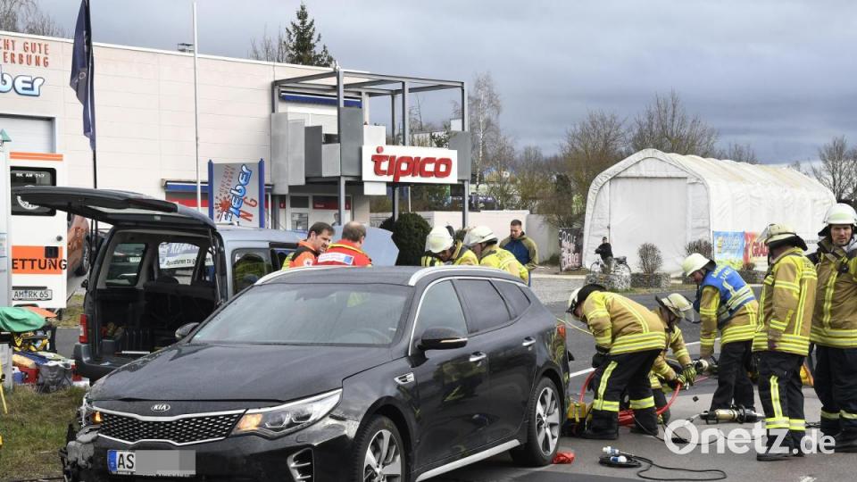 Unfall mit vier Leichtverletzten und 25.000 Euro Schaden. Bild: Petra Hartl
