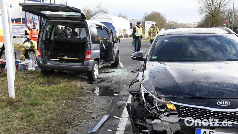 Unfall mit vier Leichtverletzten und 25.000 Euro Schaden. Bild: Petra Hartl