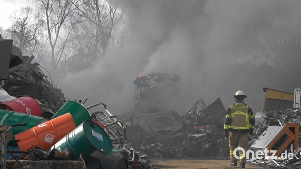 Ein Schrotthaufen in der Falkenberger Straße in Tirschenreuth geriet am Freitagnachmittag in Brand. Bild: nic