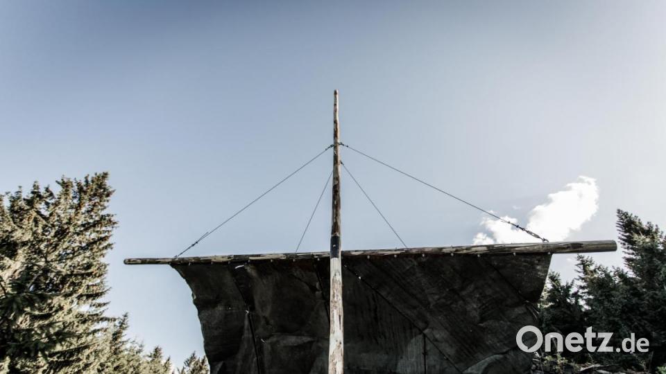 &quot;Segel vom Wind des Schicksals getrieben&quot;, in Bügellohe umgesetzt Benedikt Tolar, Josef Barták und Jakub Čúzy. Bild: Tereza Dudiková