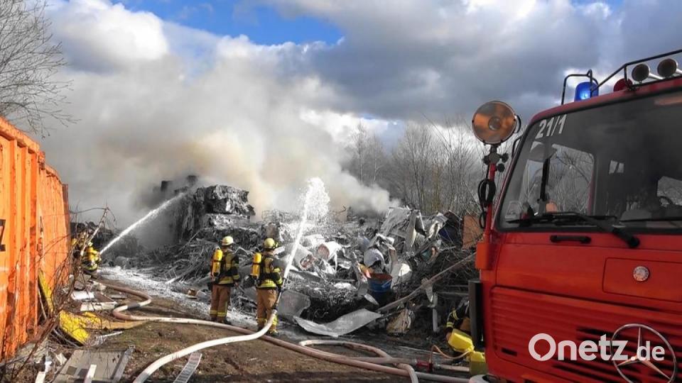 Ein Schrotthaufen in der Falkenberger Straße in Tirschenreuth geriet am Freitagnachmittag in Brand. Bild: nic