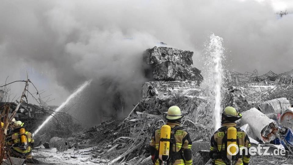 Ein Schrotthaufen in der Falkenberger Straße in Tirschenreuth geriet am Freitagnachmittag in Brand. Bild: nic
