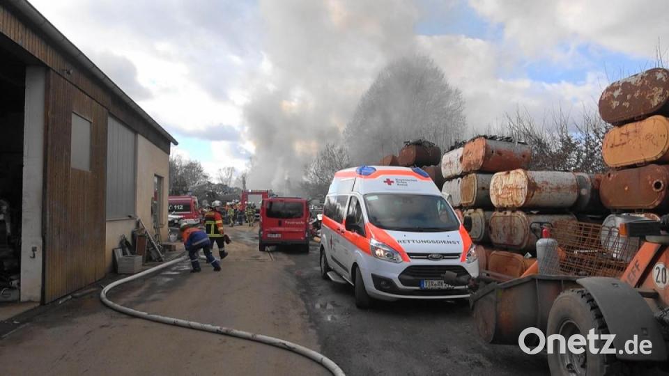 Ein Schrotthaufen in der Falkenberger Straße in Tirschenreuth geriet am Freitagnachmittag in Brand. Bild: nic