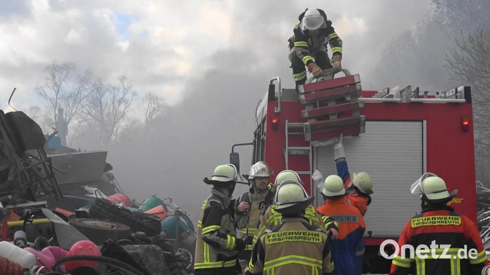 Ein Schrotthaufen in der Falkenberger Straße in Tirschenreuth geriet am Freitagnachmittag in Brand. Bild: nic