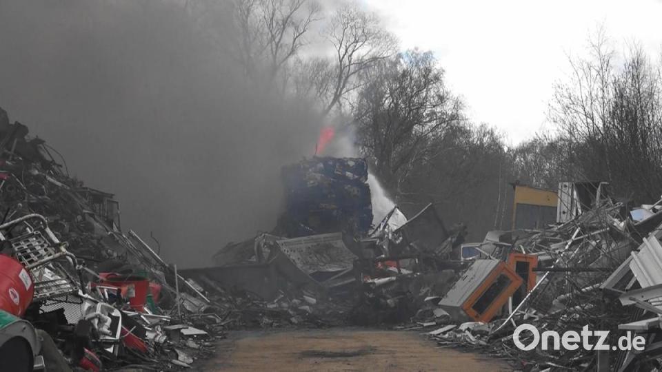 Ein Schrotthaufen in der Falkenberger Straße in Tirschenreuth geriet am Freitagnachmittag in Brand. Bild: nic