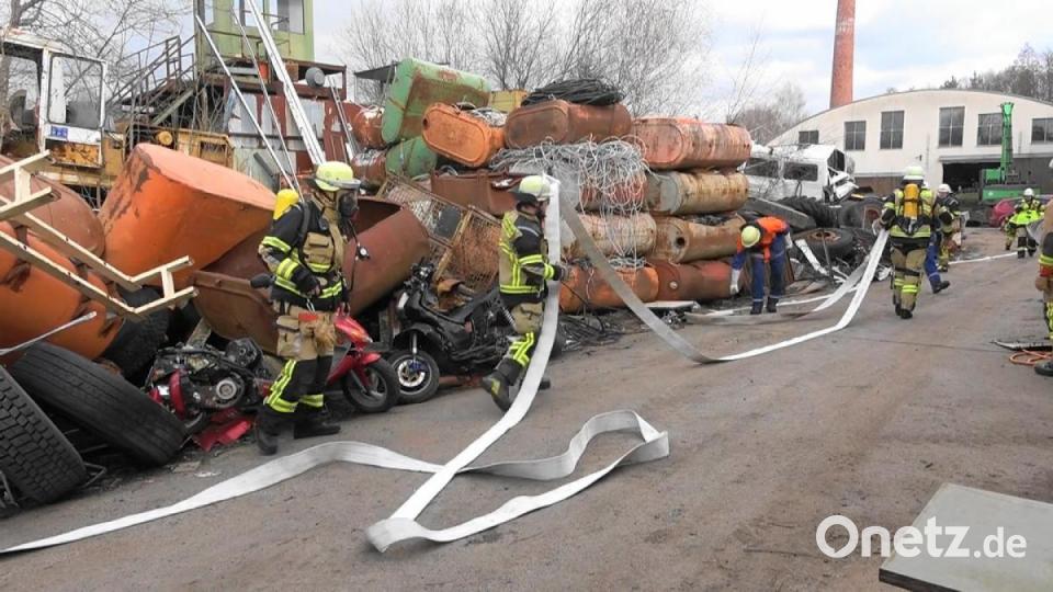 Ein Schrotthaufen in der Falkenberger Straße in Tirschenreuth geriet am Freitagnachmittag in Brand. Bild: nic