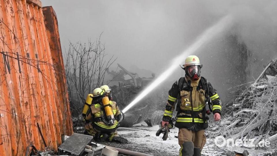 Ein Schrotthaufen in der Falkenberger Straße in Tirschenreuth geriet am Freitagnachmittag in Brand. Bild: nic