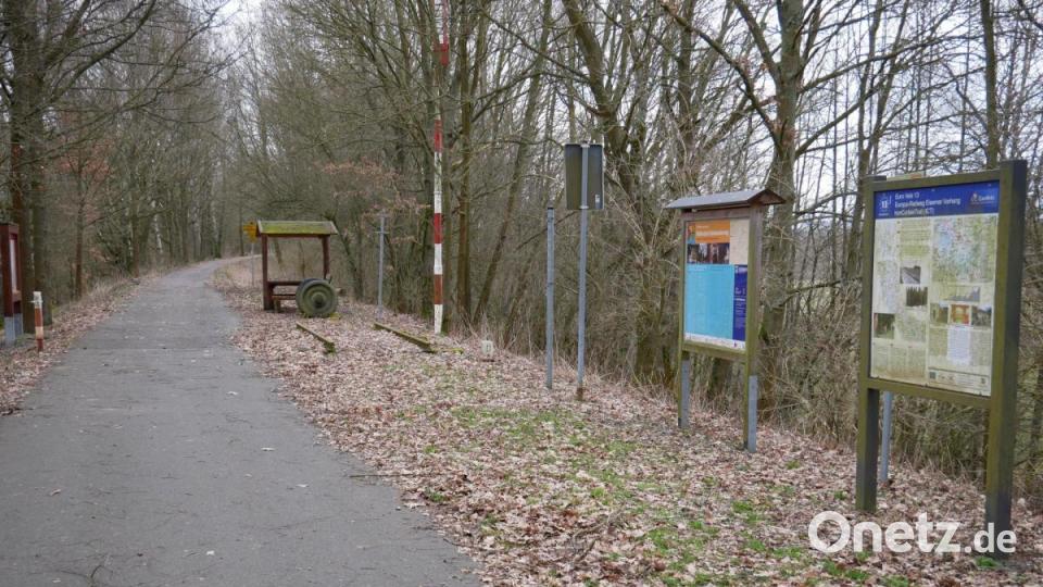 Weder ein Hinweisschild noch eine Absperrung oder Kontrollpersonal waren am Samstag beim Fuß- und Radwegübergang bei Egerteich zu sehen. Bild: hmr