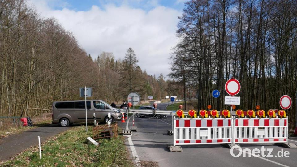 Durch Absperreinrichtungen und eine Polizeistreife ist der Grenzübergang Waldsassen-Svaty Kriz rund um die Uhr abgeriegelt. Bild: hmr
