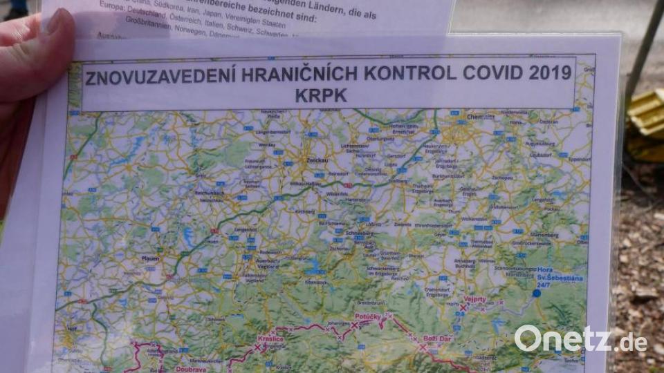Auf einer Karte zeigte der tschechische Polizist welche Grenzübergänge zu Tschechien in Ausnahmefällen benutzt werden können. Bild: hmr