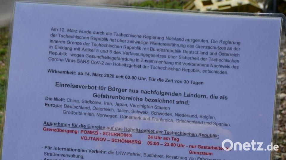 Mit einem Hinweiszettel in deutscher Sprache erklärten die tschechischen Polizisten den Reisenden die Situation. Bild: hmr