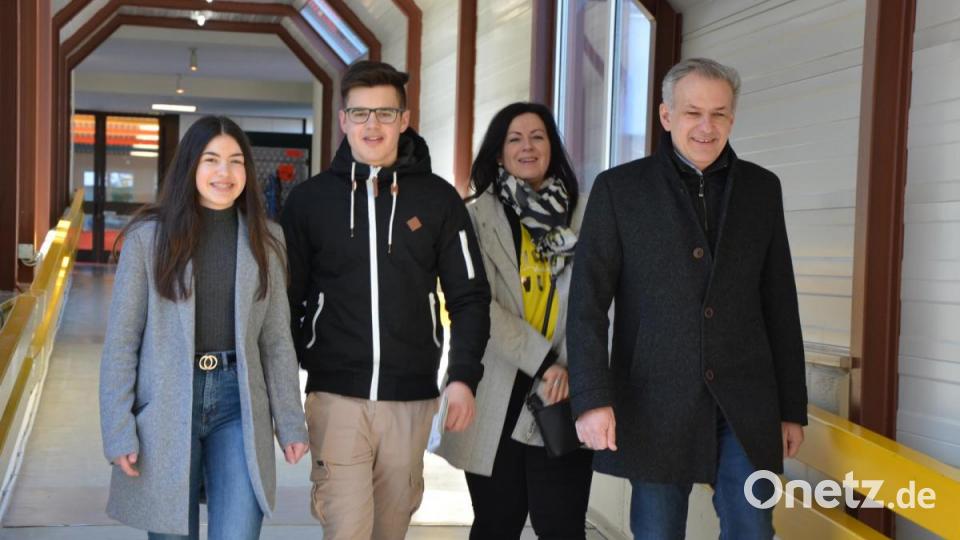 Gemeinsam mit seiner Familie machte sich CSU-Landratskandidat Roland Grillmeier zum Wahllokal im Foyer der Mehrzweckhalle Mitterteich auf, mit dabei warn die 14-jährige Tochter Lara-Marie, der 18-jährige Sohn und Erstwähler Jonas und Gattin Claudia. Bild: jr