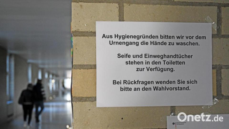 Das Coronavirus sorgte für Hygiene-Hinweise an den Wahllokalen. Bild: Gabi Schönberger