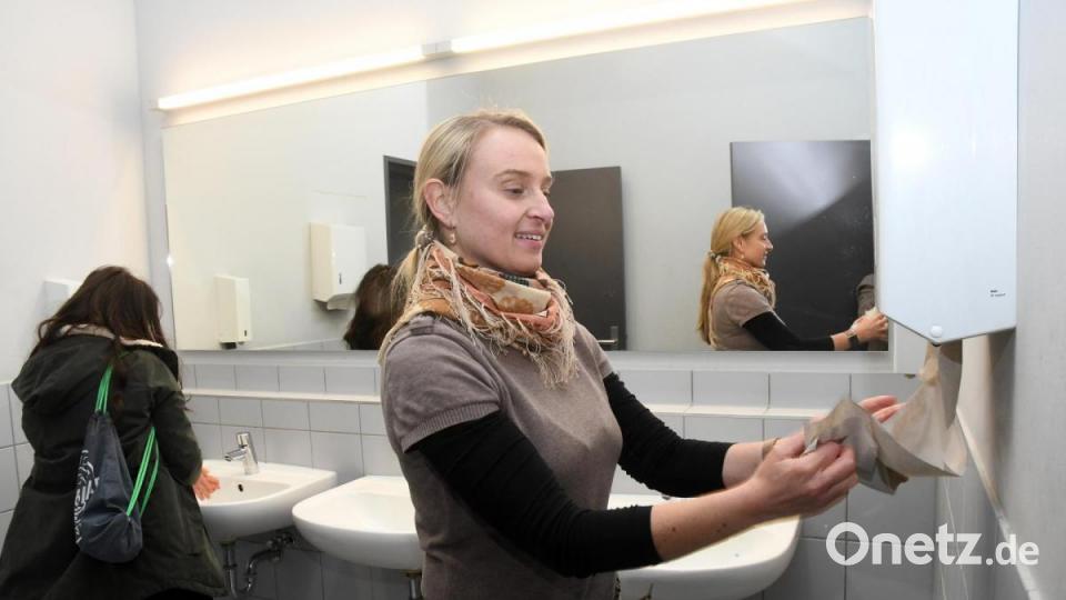 Michaela Hutzler, Medizinische Direktorin der Kliniken Nordoberpfalz AG, wusch sich im Wahllokal vorbildlich die Hände. Bild: Gabi Schönberger