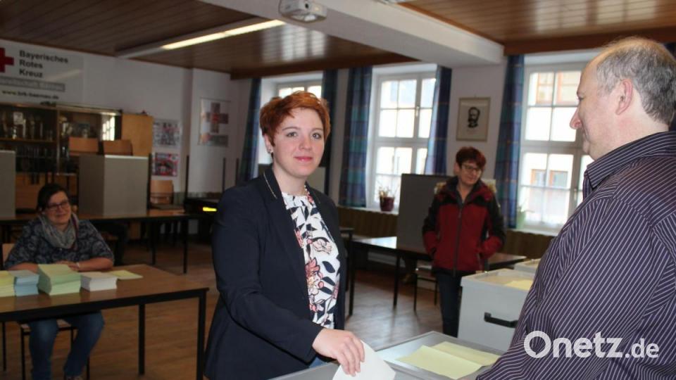 Landratskandidatin Anna Toman (Bündnis 90/Die Grünen) war die erste Bürgerin, die im Wahllokal in der alten Mädchenschule in Bärnau am Sonntag ihre Stimmen zur Kommunalwahl 2020 abgab. Sie war gemeinsam mit ihrer Mutter Cornelia Schwamberger gekommen. Bild: Susanne Forster