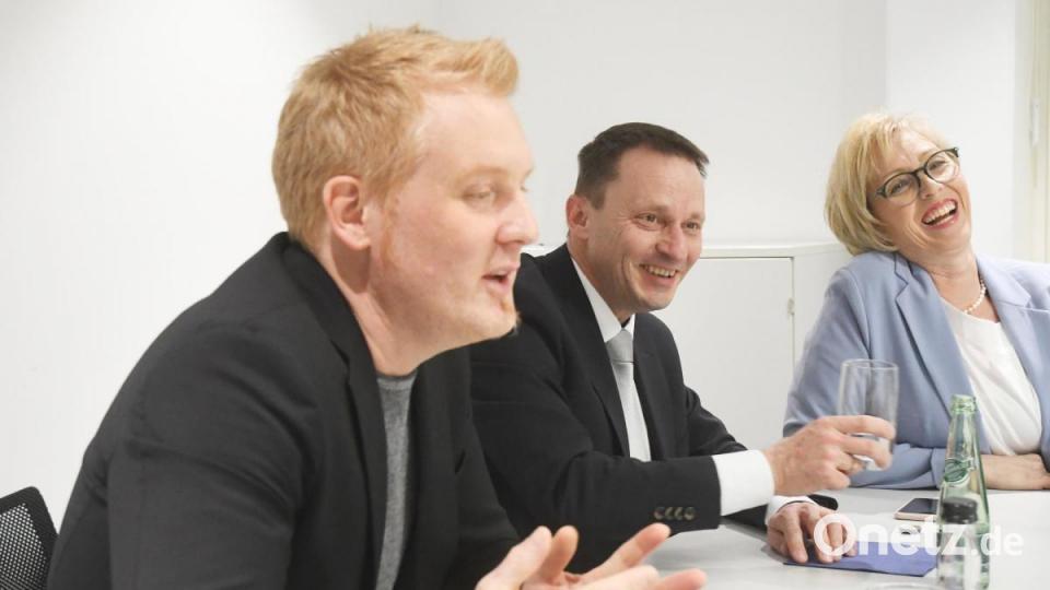 Die SPD-Spitze im Gespräch bei Oberpfalz-Medien am Wahlabend: Roland Richter, Jens Meyer und Sabine Zeidler. Bild: Gabi Schönberger