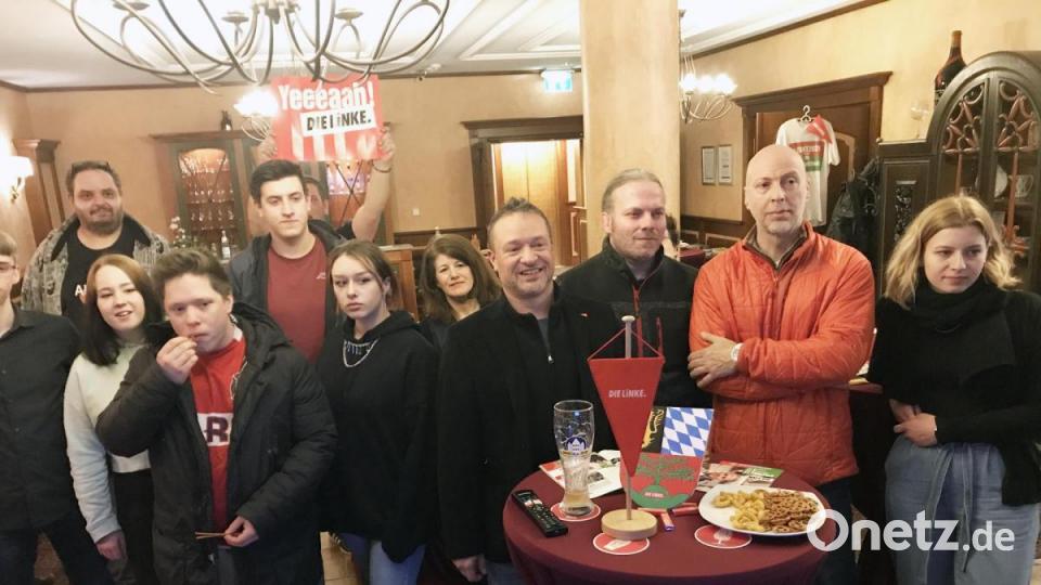 Auch Ali Zant (Die Linke) verbrachte den Abend mit seinen Anhängern. Bild: Gabi Schönberger