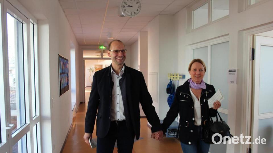 Mit einem Lachen auf den Lippen ging FW-Landratskandidat Ely Eibisch mit seiner Frau Martina am Sonntagvormittag zum Wählen. Bild: stg