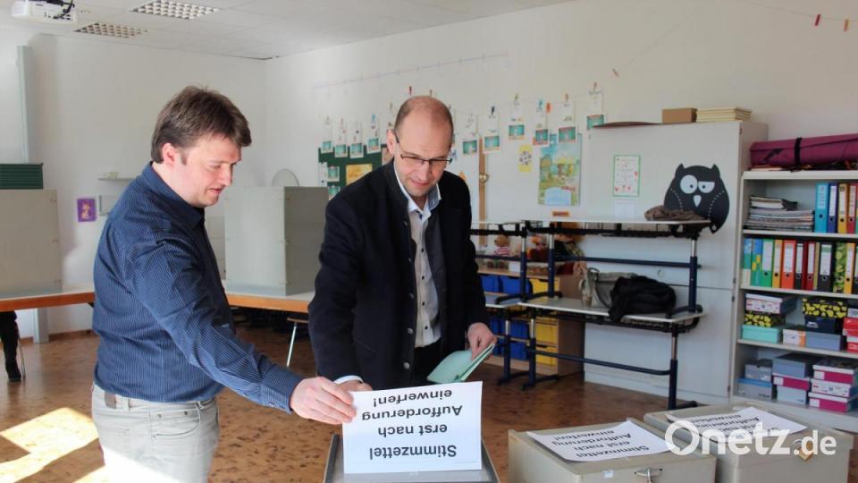 Seine Stimmen zur Kommunalwahl gab FW-Landratskandidat Ely Eibisch (rechts) am Sonntagvormittag ab. Bild: stg