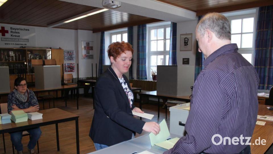 Landratskandidatin Anna Toman (Bündnis 90/Die Grünen) war die erste Bürgerin, die im Wahllokal in der alten Mädchenschule in Bärnau am Sonntag ihre Stimmen zur Kommunalwahl 2020 abgab. Sie war gemeinsam mit ihrer Mutter Cornelia Schwamberger gekommen. Bild: Susanne Forster