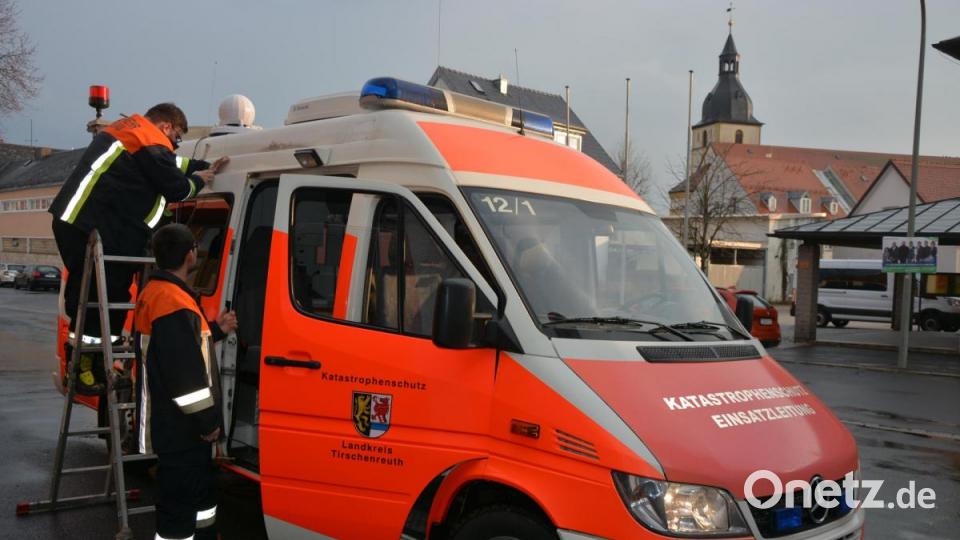 Die Feuerwehr bestückte das Katastrophenschutzfahrzeug mit der neuen mobilen Warnanlage. Danach fuhren sie durch Mitterteich, um per Durchsage die Bevölkerung zu bieten, zu Hause zu bleiben. Bild: jr