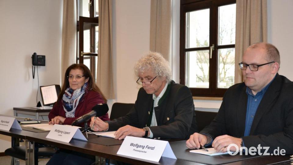 Landrat Wolfgang Lippert (Mitte) hatte wegen der steigenden Anzahl von Coronafällen im Landkreis kurzfristig eine Pressekonferenz einberufen. Weitere Informationen lieferte Regierungsdirektorin Regina Kestel (links). Bild: lue
