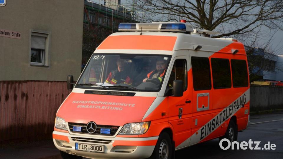 Das Katastrophenschutzfahrzeug war mit der neuen mobilen Warnanlage in den Straßen von Mitterteich unterwegs. Die Feuerwehr bat die Bevölkerung, zu Hause zu bleiben. Bild: jr