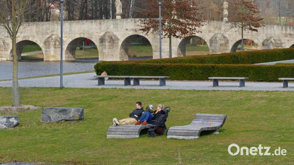Im Fischhof-Park wäre das Sonnenbad ohne warme Kleidung ungemütlich. Bild: tr