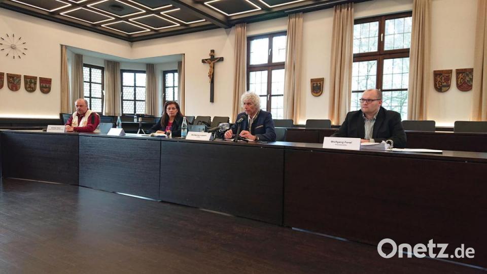 Landrat Wolfgang Lippert (Dritter von links) informierte im großen Sitzungssaal über die Ausgangssperre für das Stadtgebiet Mitterteich. Mit dabei waren auch Kreisbrandrat Andreas Wührl, Regierungsdirektorin Regina Kestel und stellvertretender Landratsamt-Pressesprecher Wolfgang Fenzl (von links). Bild: lue