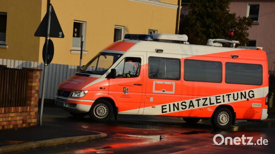 Das Katastrophenschutzfahrzeug war schon am Dienstag mit der neuen mobilen Warnanlage in den Straßen von Mitterteich unterwegs. Die Feuerwehr bat die Bevölkerung, zu Hause zu bleiben. Auch heute fährt das Fahrzeug wieder durch die Straßen: Diesmal gibt es Hinweise zu der verhängte Ausgangsperre. Bild: jr