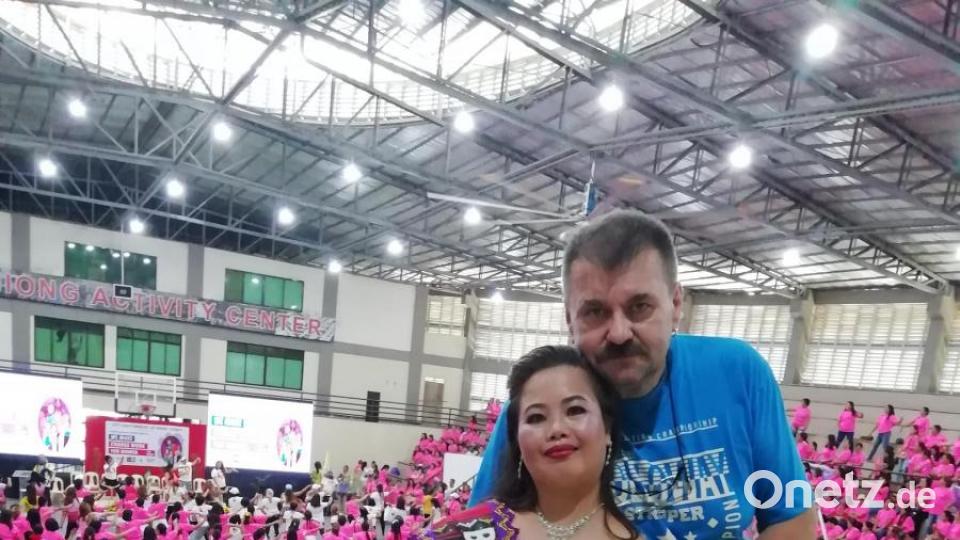 Reinhard W. mit seiner Frau bei der Feier zum Weltfrauentag auf den Phlippinen. Bild: privat