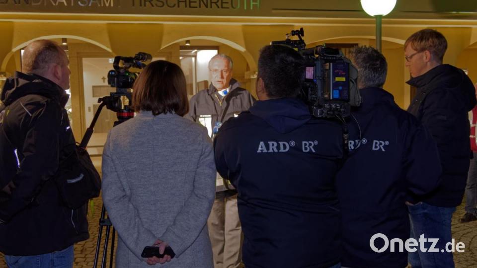 Innenminister Joachim Herrmann reiste am Mittwochabend in den Landkreis Tirschenreuth, um sich über die Corona-Situation in Mitterteich zu informieren. Vor dem Landratsamt stellte er sich den Fragen der Presse. Bild: tr