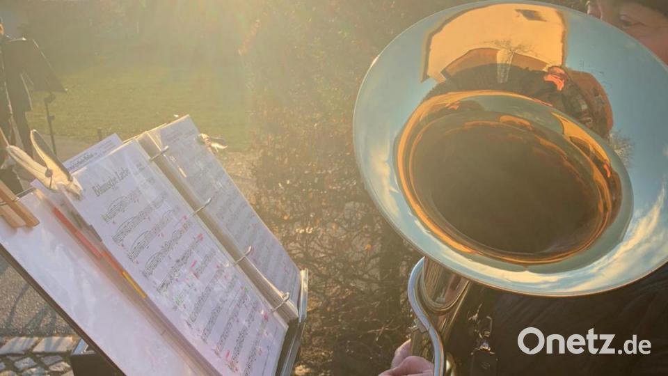 Die Mitglieder der Trachtenkapelle Waldthurn und des Waldthurner Blechhaufens beim „Balkonkonzert“. Bild: Trachtenkapelle Waldthurn