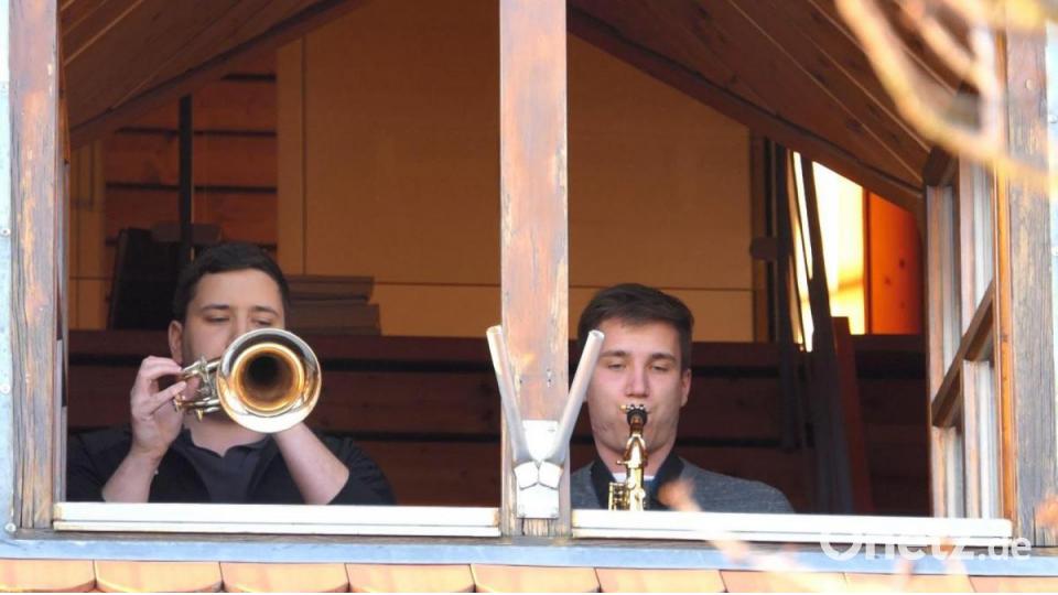Die Mitglieder der Trachtenkapelle Waldthurn und des Waldthurner Blechhaufens beim „Balkonkonzert“. Bild: Trachtenkapelle Waldthurn